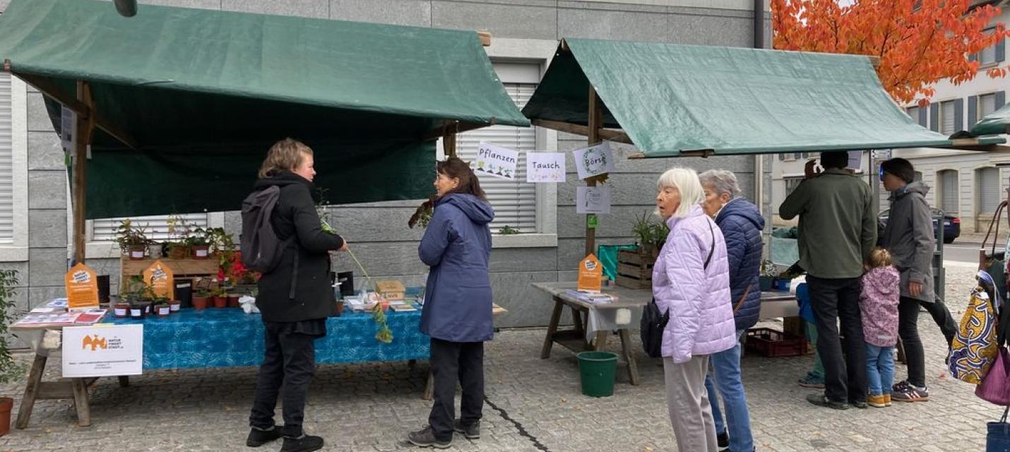 Gut besuchter Marktstand